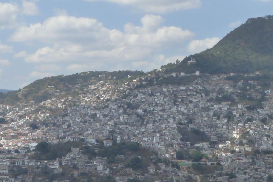 Mexiko: Hochkantüberblick auf Taxco