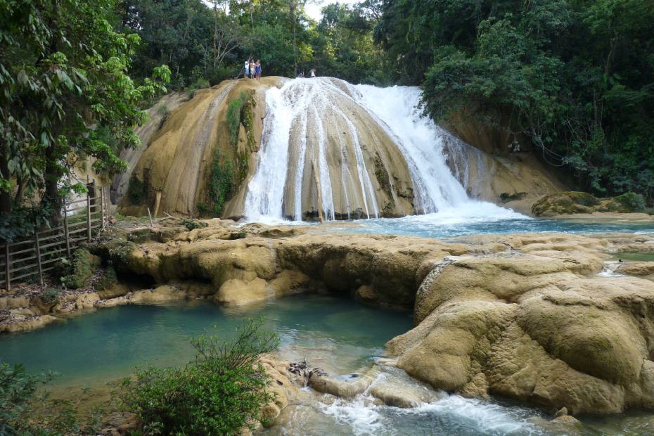 Mexiko: Frontansicht einer Terrasse der Agua Azul