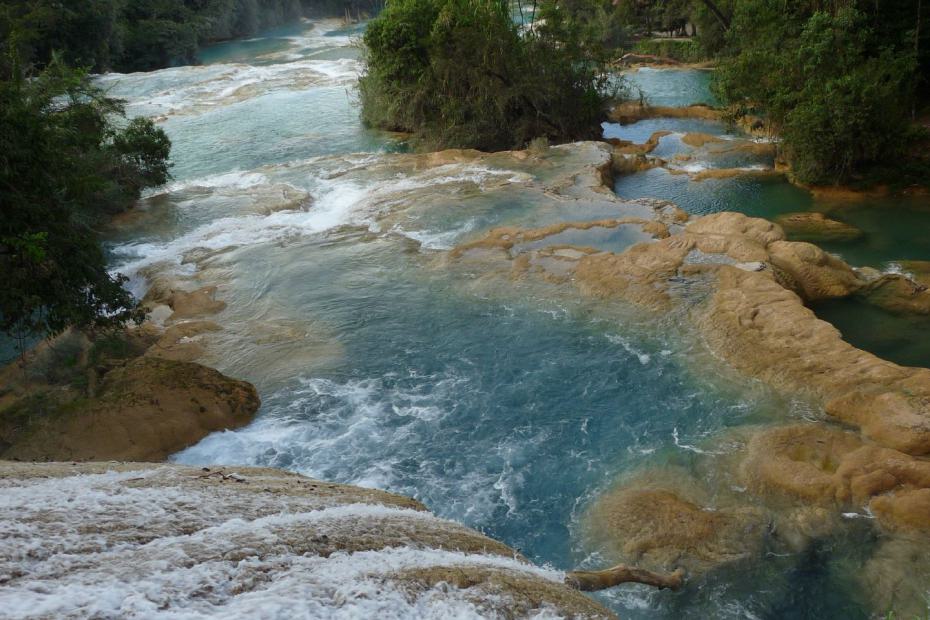 Mexiko: Das Wasser stürzt den Agua Azul hinab