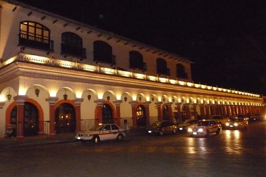Mexiko: Stoa am Zocalo in San Cristobal