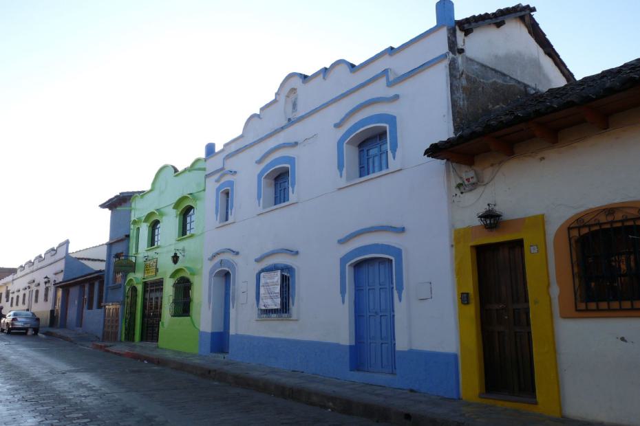 Mexiko: Kolonialgebäude in San Cristobal