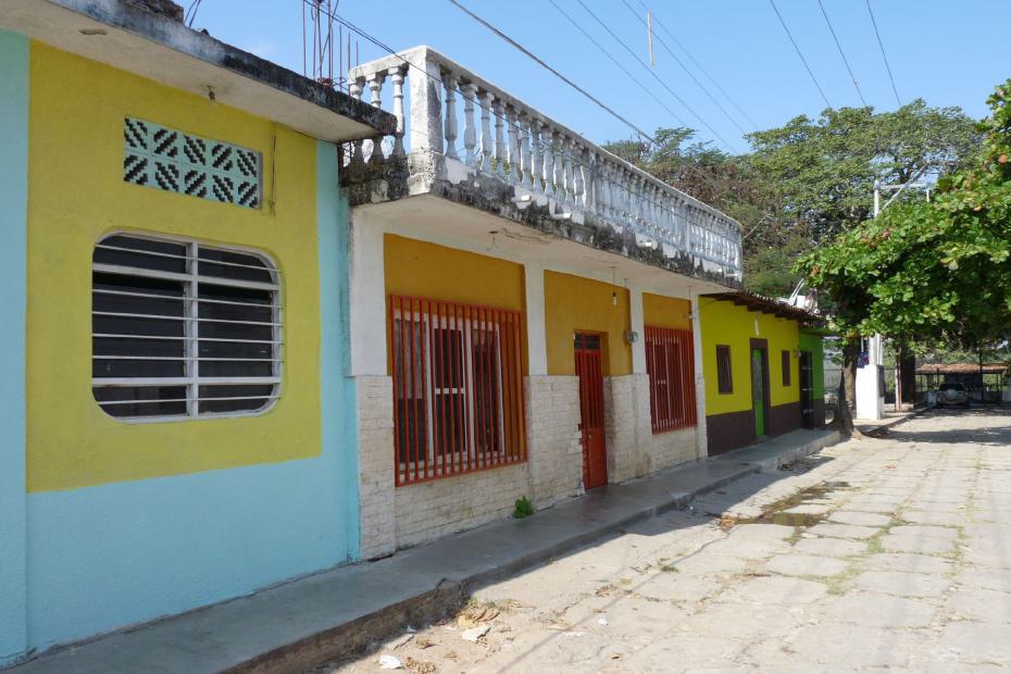 Mexiko: Straßenzug mit bunt bemalten Bauten