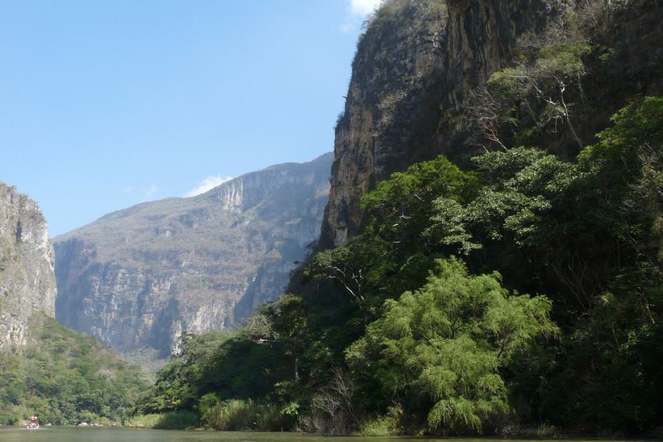 Mexiko: Beiseitig ragen Felsen aus dem Wasser