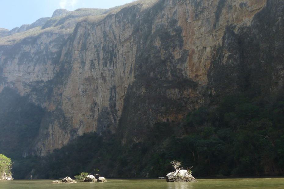 Mexiko: Felsen ragen aus dem Wasser