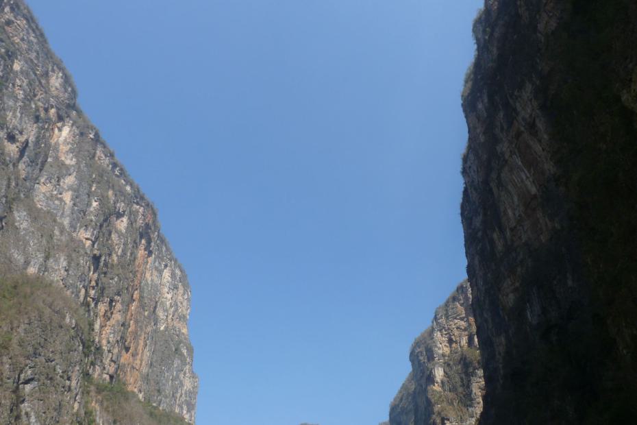 Mexiko: Fahrt mit dem Boot zwischen den Felsen