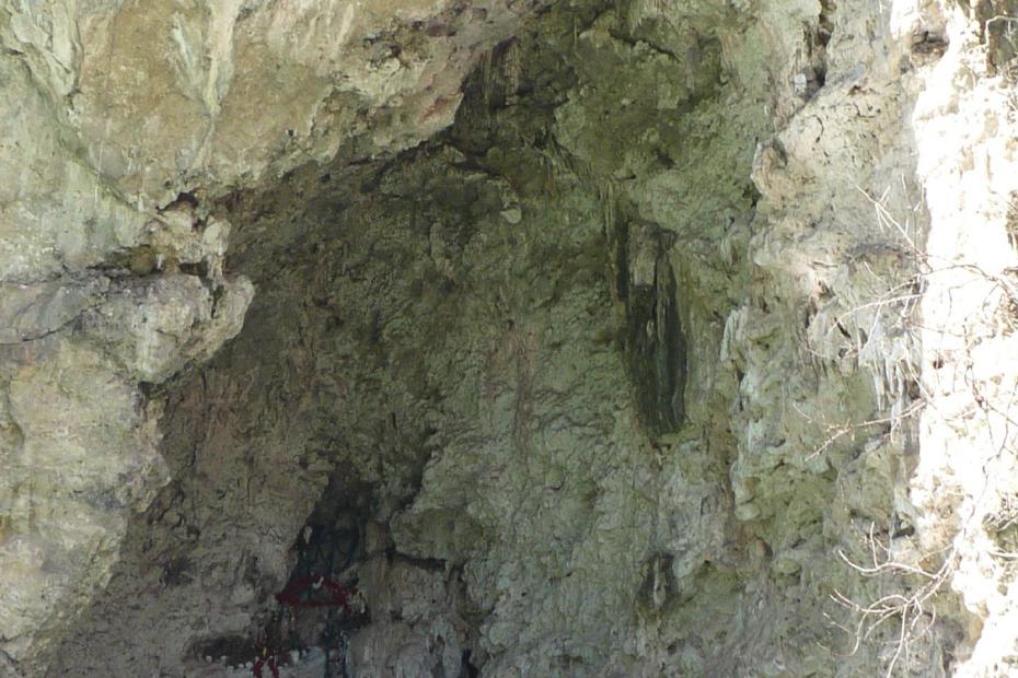 Mexiko: Grotte mit kleiner Kapelle