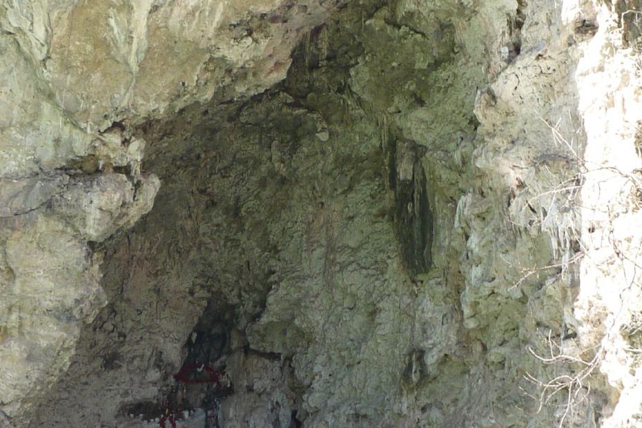 Mexiko: Grotte mit kleiner Kapelle