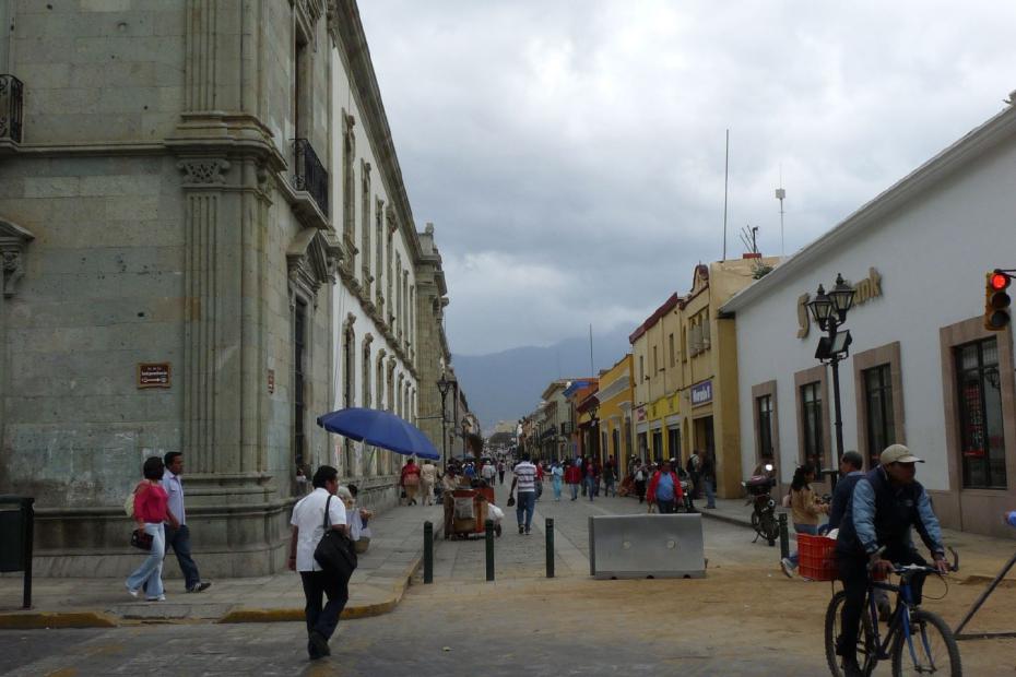 Mexiko: Straßenzug in Oaxaca de Juarez