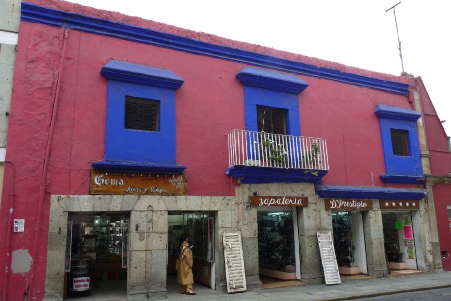 Mexiko: Kolonialhaus mit bunter Bemalung