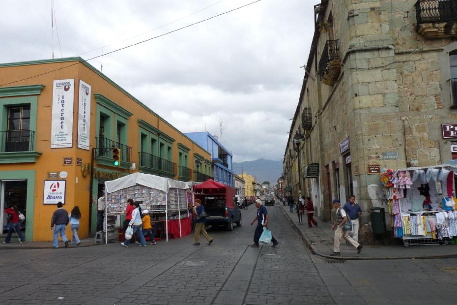 Mexiko: Straßenzug mit Kolonialbauten