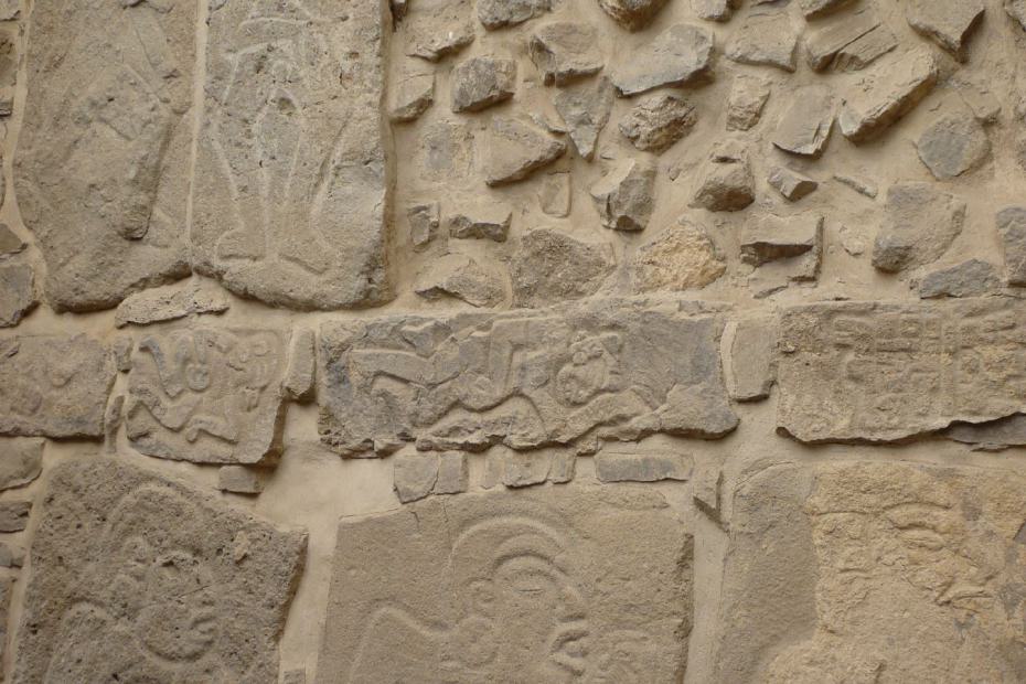 Mexiko: Reliefe an der Wand in Monte Alban