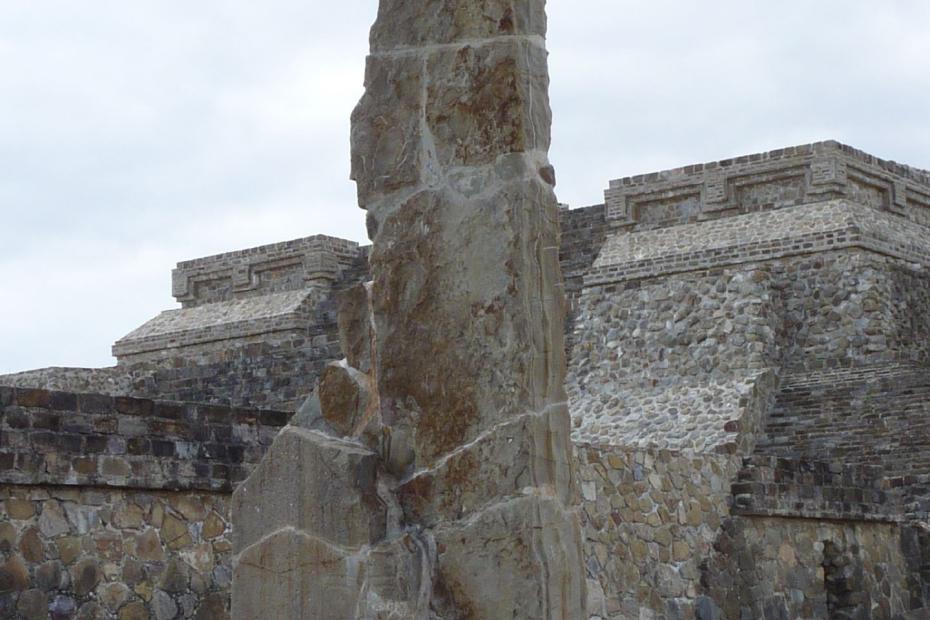 Mexiko: Stele auf dem großen Platz in Monte Alban