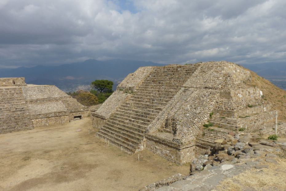 Mexiko: Das Gebäude E in Monte Alban