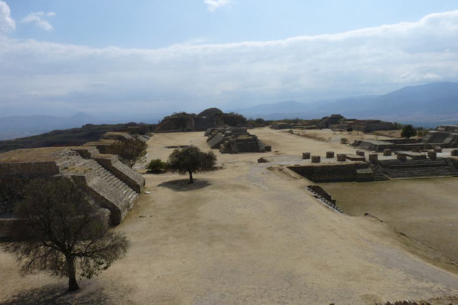 Mexiko: Das Gebäude J und der Tempel der Säulen