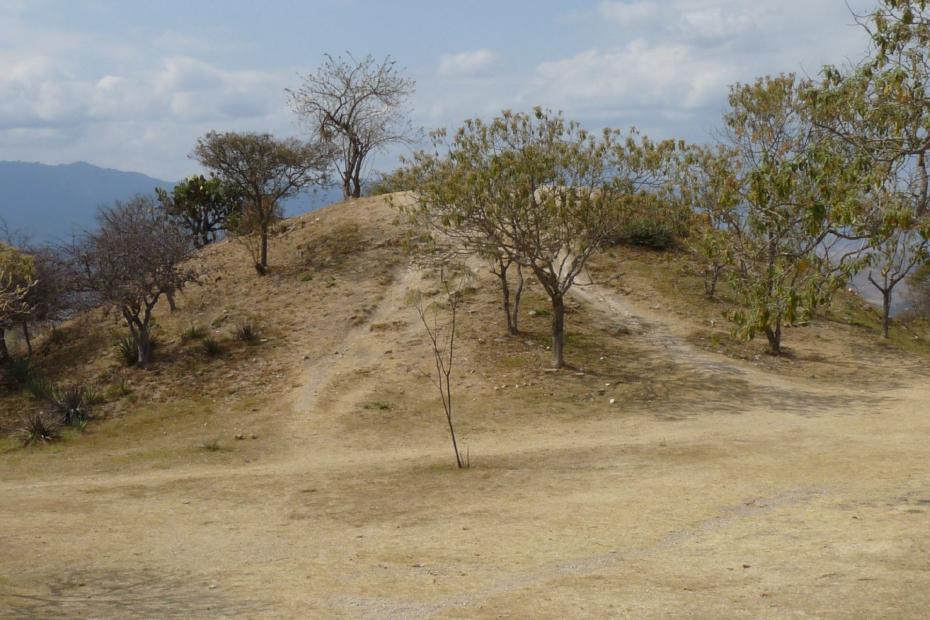 Mexiko: Grabhügel in Monte Alban mit den Tumben