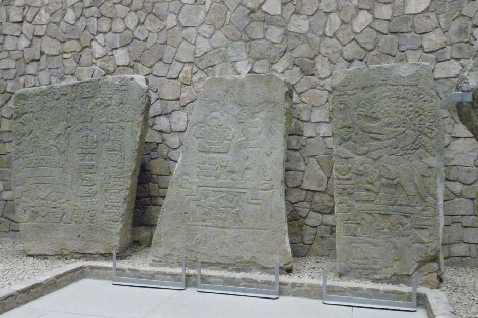 Mexiko: Reliefe im Museum von Monte Alban