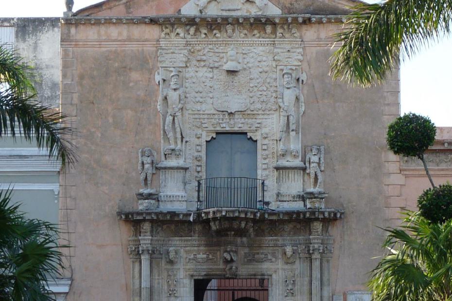 Mexiko: Kolonialgebäude mit Palmen in Merida