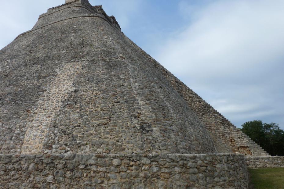 Mexiko: Seitlicher Blick auf die Pyramide