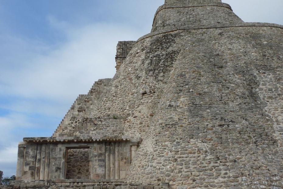 Mexiko: Die Rückseite der Pyramide des Zauberers