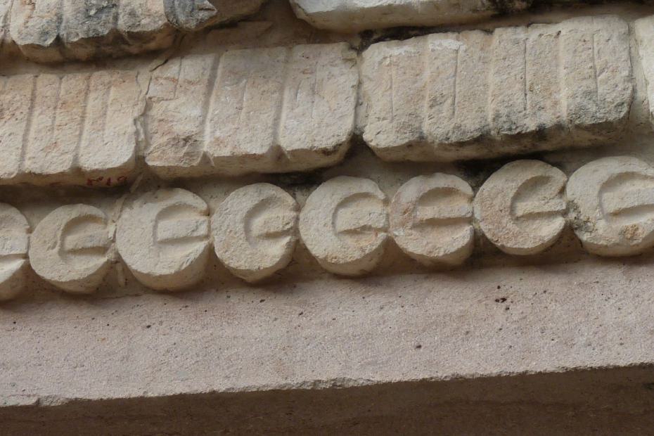 Mexiko: Euro-Zeichen am Nonnenviereck in Uxmal
