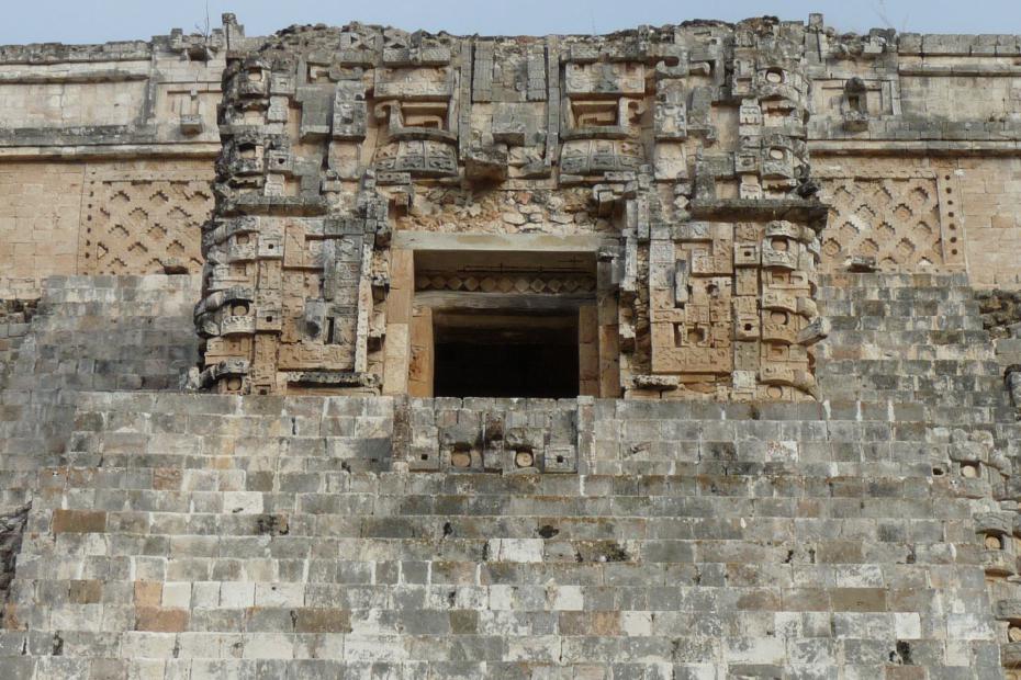 Mexiko: Eingang zu einem Gebäude des Nonnenviereck