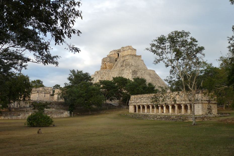 Mexiko: Fernsicht auf die Pyramide des Zauberers