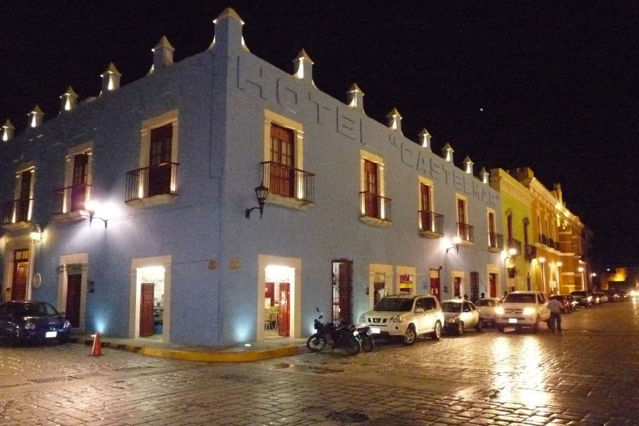 Mexiko: Kolonialhaus an einer Straßenecke