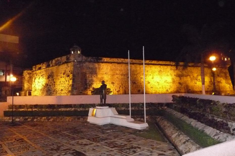 Mexiko: Die Stadtmauer von Campeche bei Nacht
