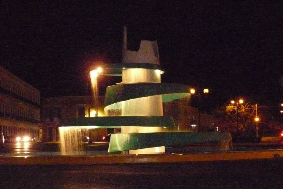 Mexiko: Brunnen in Campeche bei Nacht