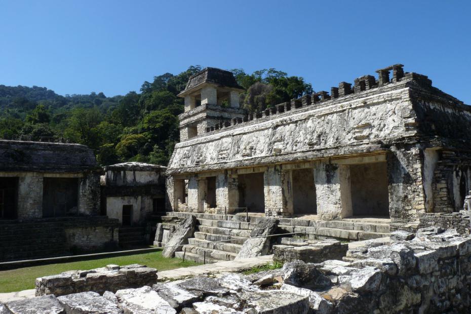 Mexiko: Der Innenhof des Palastes von Palenque