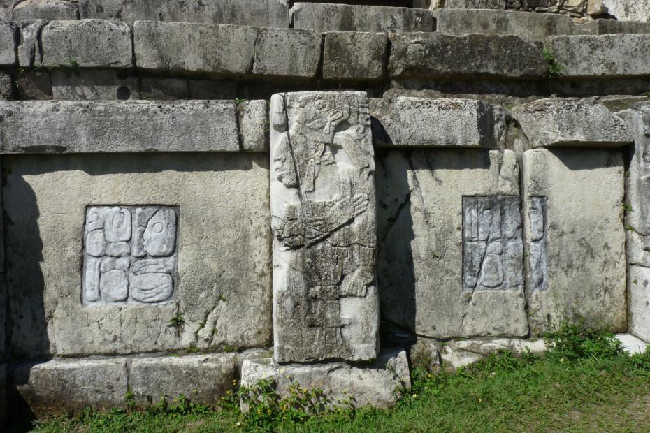 Mexiko: Reliefe im Innenhof des Palastes