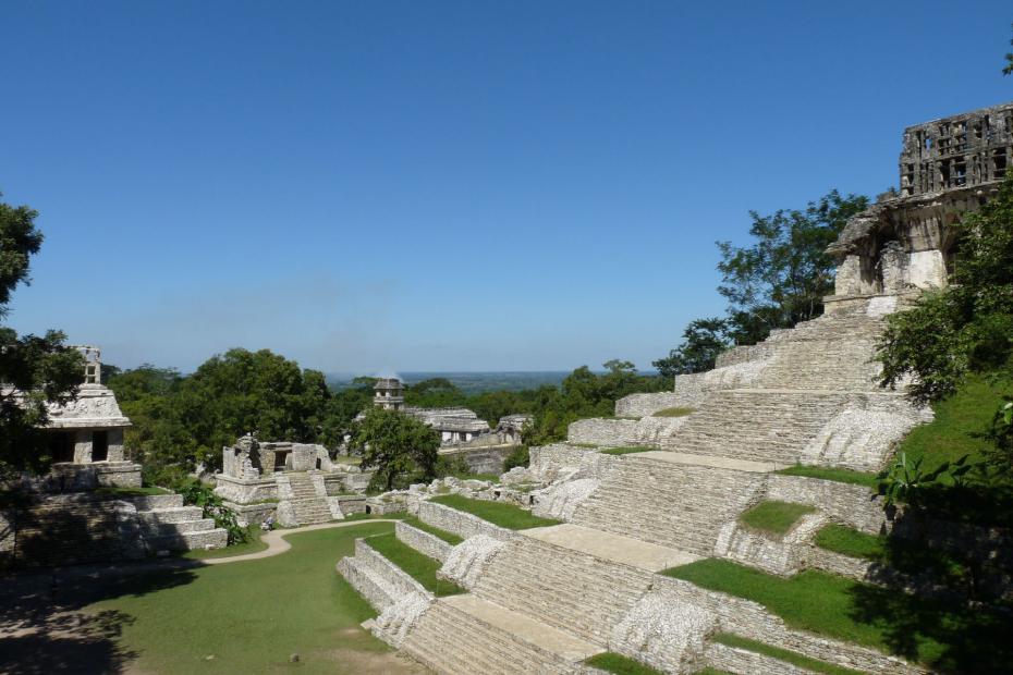 Mexiko: Links der Tempel der Sonne
