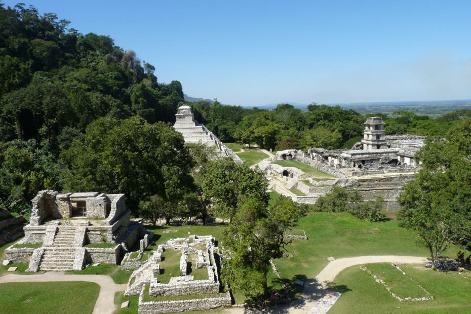 Mexiko: Blick auf den großen Platz mit dem Tempel