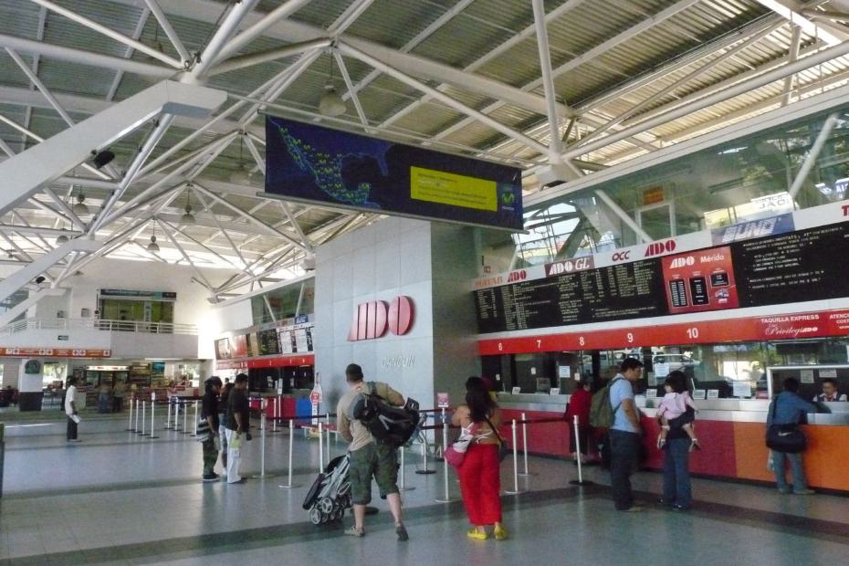 Mexiko: Moderne Digitalanzeigen im Busbahnhof