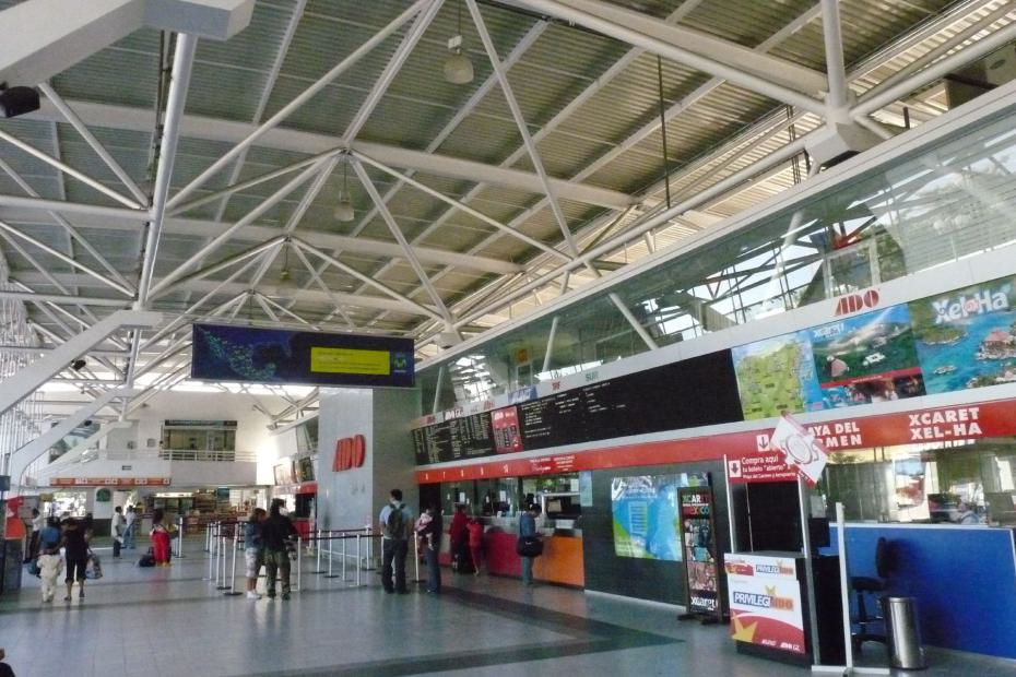 Mexiko: Die Schalterhalle des Busbahnhofs