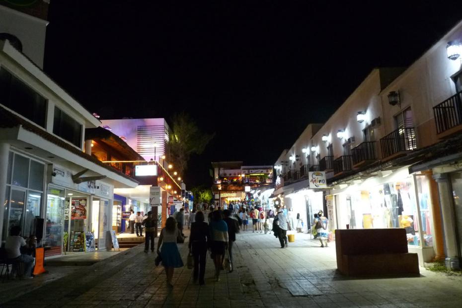 Mexiko: Straßenzug in Playa del Carmen bei Nacht