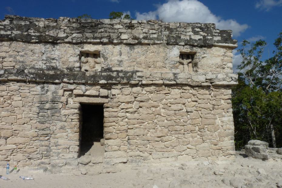 Mexiko: Der Altarraum auf der großen Pyramide