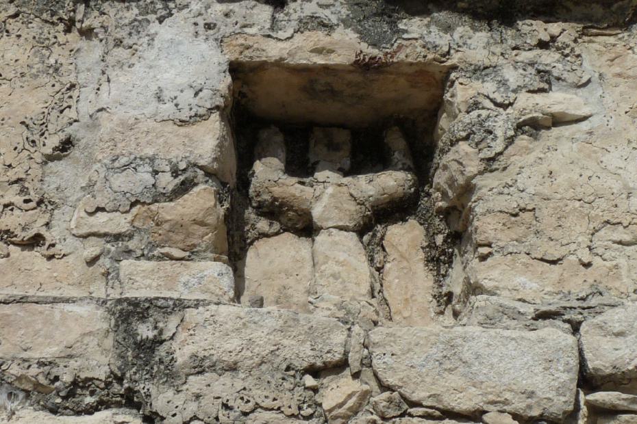 Mexiko: Weibliches Idol in der Wand des Altarraums