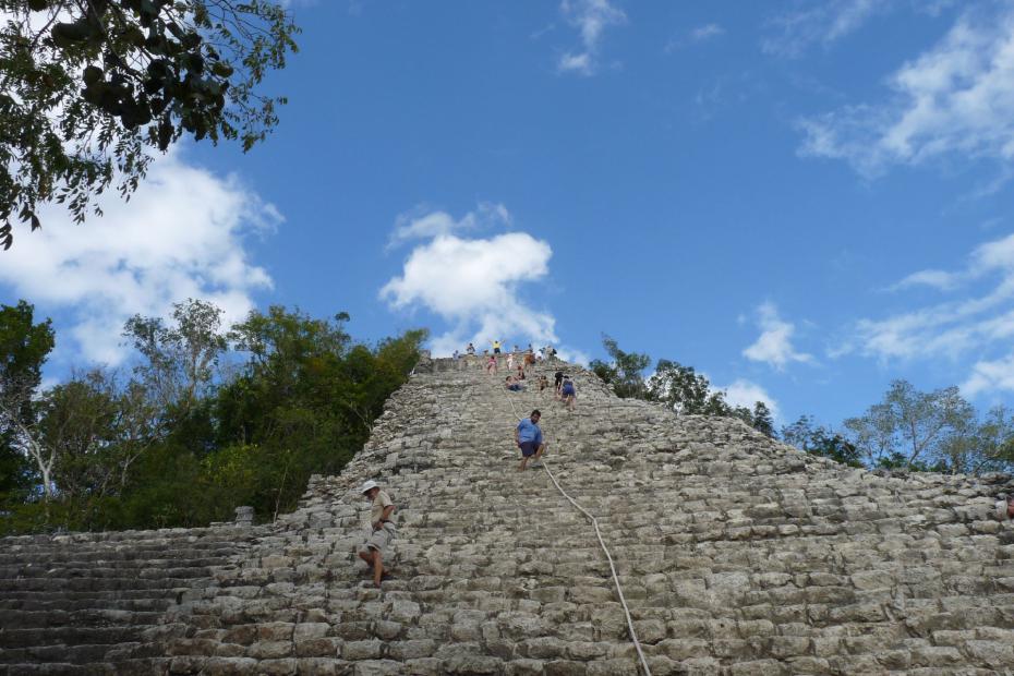 Mexiko: Die Stufen der großen Pyramide in Coba