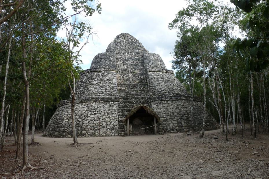 Mexiko: Pyramide der kolorierten Einheit in Coba