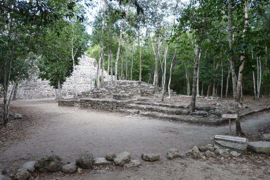 Mexiko: Gebäude der kolorierten Einheit in Coba