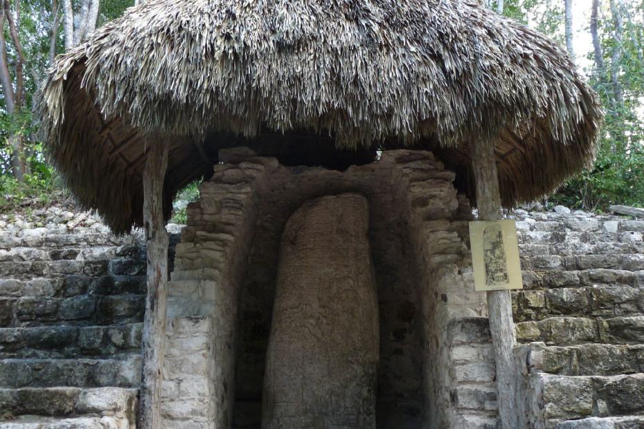 Mexiko: Stele der Macanxoc Gruppe in Coba