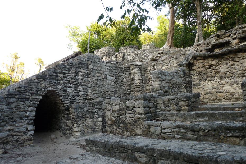Mexiko: Gang am Fuß der Pyramide der Coba Gruppe