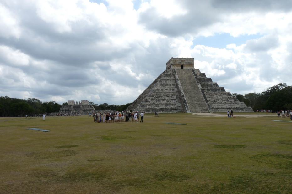 Mexiko: El Castilo vom Tempel der Soldaten gesehen