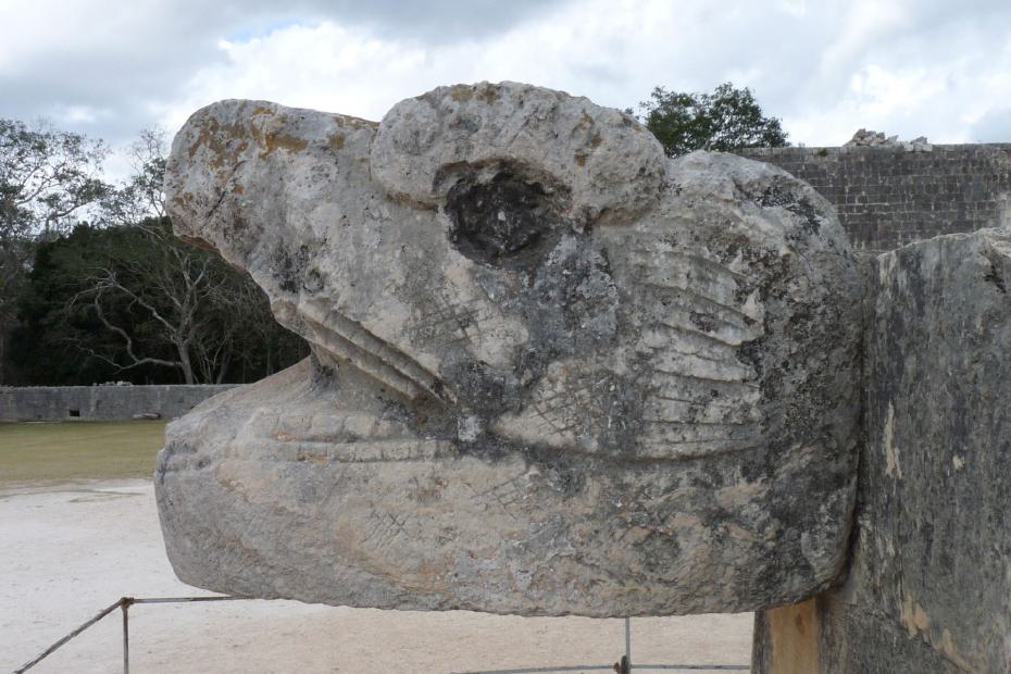 Mexiko: Schlagenverzierung an El Castilo