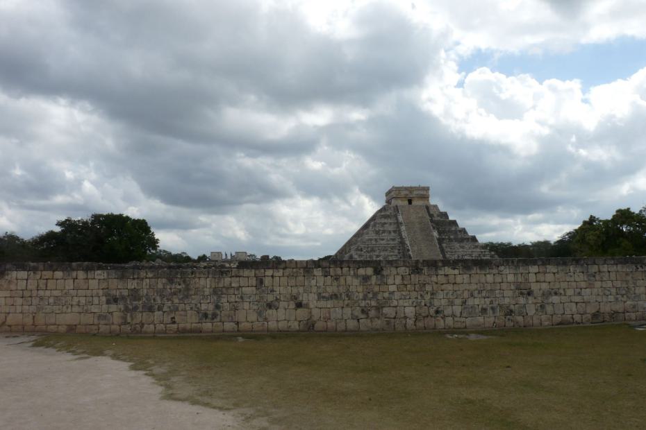 Mexiko: El Castilo vom Ballspielplatz aus gesehen