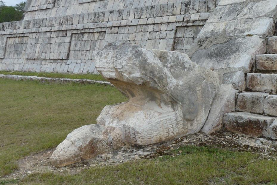 Mexiko: Schlange am Fuß von El Castilo