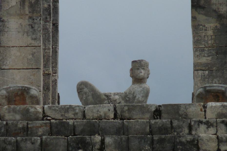 Mexiko: Choc Mool auf der Pyramide in Chitzen Itza