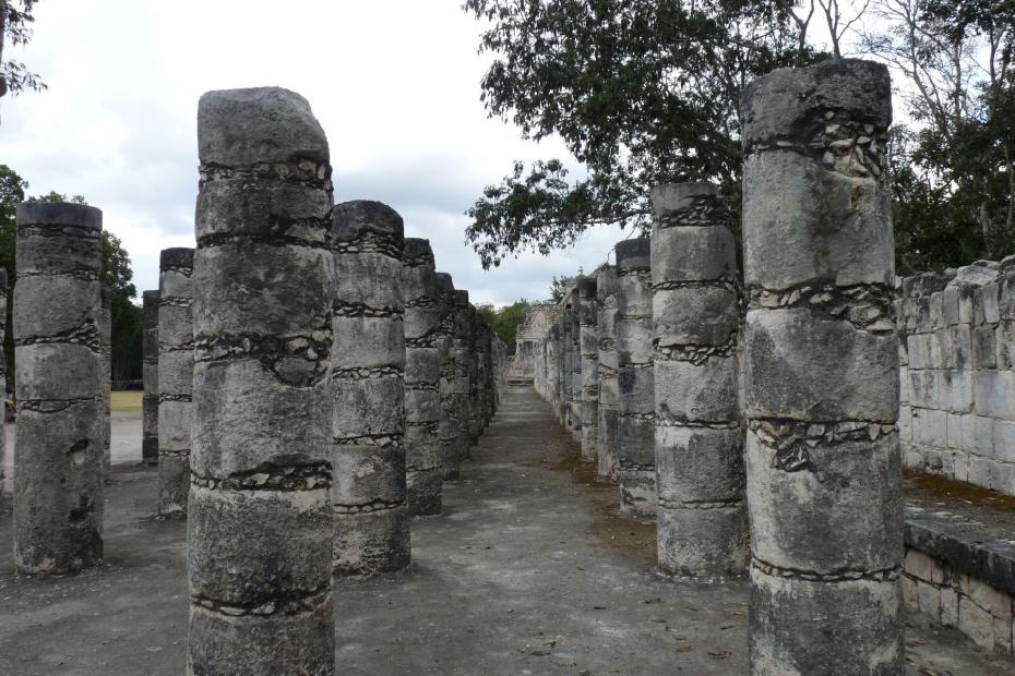 Mexiko: Galerie mit Säulen in Chitzen Itza