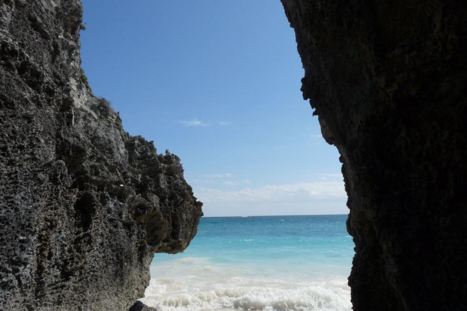 Mexiko: Felsen am Strand von Tulum